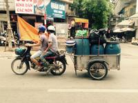 Collecteurs en moto avec charrette de bidons bleus dans Hanoi. © Jean-Daniel Cesaro - Cirad