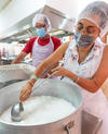 Essais de transformation de fromage de lait de chamelle à Montpellier. © Cirad, G. Konuspayeva et B. Faye